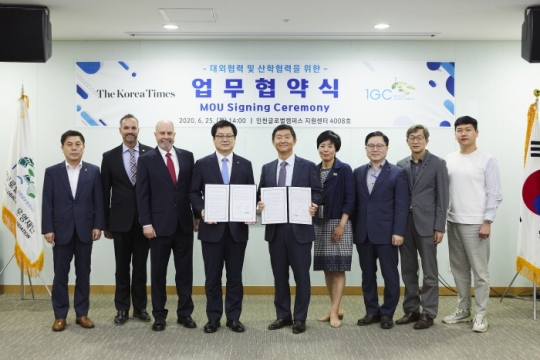25일 인천글로벌캠퍼스운영재단 백기훈 대표(왼쪽 네 번째)가 ㈜코리아타임스 오영진 대표(가운데)와 업무협약 체결 후 기념촬영을 하고 있다.