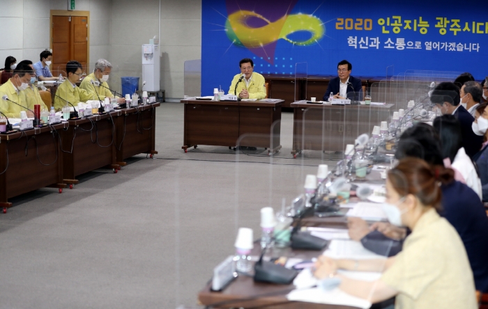 이용섭 광주광역시장은 지난 25일 오후 시청 중회의실에서 열린 ‘시정혁신권고 실·국별 추진상황 보고회’에 참석해 시정혁신안 추진상황을 설명 듣고 구체적인 방안을 논의했다./광주광역시 제공