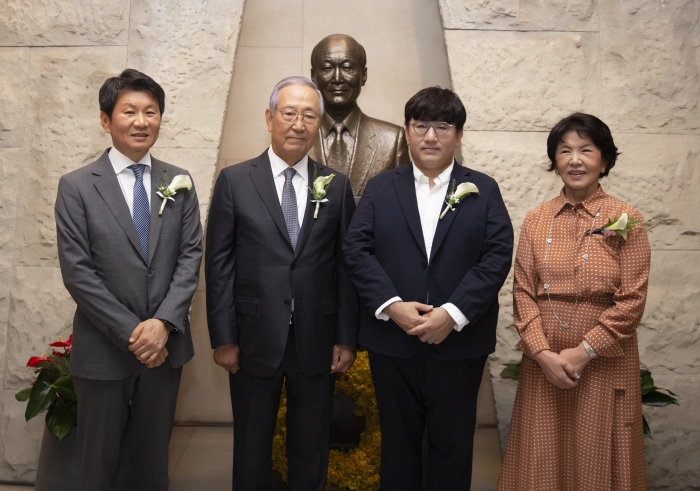 방시혁 빅히트 엔터테인먼트 의장, 제14회 포니정 혁신상 수상 기사의 사진