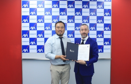 지난 26일 전략적 업무협약을 체결한 질 프로마조 악사(AXA)손해보험 대표(오른쪽)와 류준우 보맵 대표가 기념촬영을 하고 있다. 사진=악사손해보험