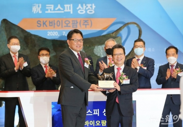 조정우 SK바이오팜 대표이사가 2일 오전 서울 여의도 한국거래소 신관에서 열린 ‘SK바이오팜 상장 기념식’에서 정지원 한국거래소 이사장으로 부터 상장기념패를 전달받고있다. 사진=이수길 기자 leo2004@newsway.co.kr