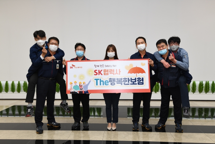 7월 3일 SK이노베이션 울산Complex에서 열린 ‘SK협력사 더(The)행복한보험’ 전달식을 마친 후 기념촬영에서 SK이노베이션 울산Complex 박경환 총괄 부사장(맨 왼쪽)과 SK이노베이션 이성훈 노동조합위원장(맨 오른쪽)이 협력사 구성원들을 업고 있다. 사진=SK이노베이션 제공