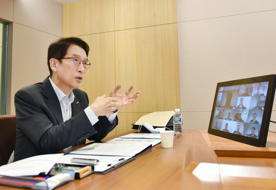 신창재 교보생명 회장이 지난 3일 원격 화상회의 방식으로 진행된 ‘2020년 하반기 전략회의’에서 경영전략을 설명하고 있다. 사진=교보생명