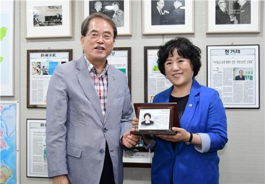 초록우산 어린이재단 이제훈 회장(왼쪽)이 서울시의회 민생실천위원회 봉양순 위원장에게 감사패를 전달하고 있다. 사진=서울시의회