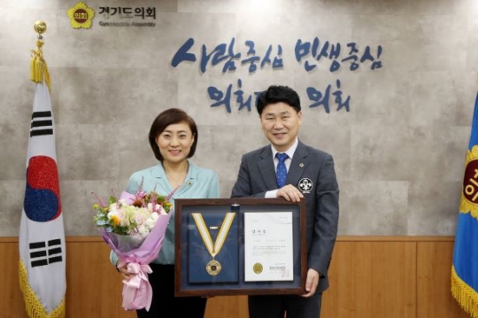 안혜영 경기도의회 부의장(왼쪽)