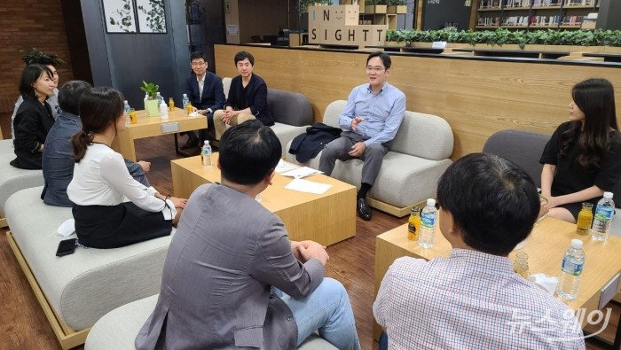 이재용 삼성전자 부회장이 지난달 6일 수원사업장을 찾아 사내 벤처프로그램 C랩을 통해 스타트업에 도전 중인 임직원들과 대화를 나누며 격려하는 모습. 사진=삼성전자 제공