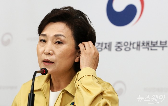 정부 부동산 보완대책 추진안 발표. 사진=이수길 기자 leo2004@newsway.co.kr  <br />
홍남기 경제부총리와 김현미 국토교통부 장관을 비롯한 각부처 장관들이 10일 오전 서울 종로구 정부서울청사에서 정부 ‘부동산 보완대책 추진안’을 발표하고 있다. <br />
 <br />
이날 합동브리핑에는 홍남기 경제부총리 겸 기획재정부 장관을 비롯해 김현미 국토부 장관, 진영 행안부 장관, 손병두 금융위 부위원장이 참석했고 임재현 기재부 세제실장이 배석, 다주택자에 대해 종합부동산세를 올리는 내용의 부동산 보완대책 추진방안을 발표했다.