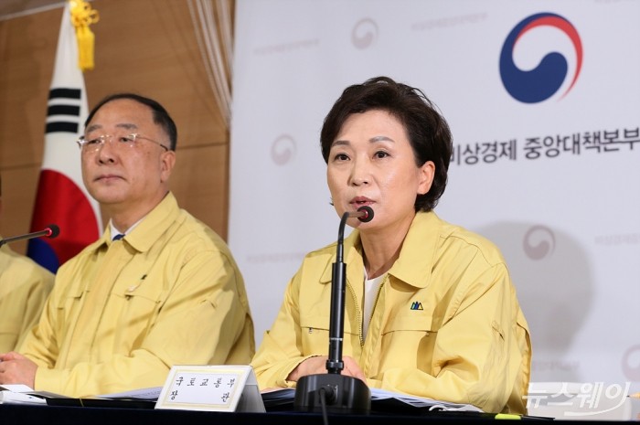 7·10 정부 부동산 보완대책 추진안 발표. 홍남기 경제부총리와 김현미 국토교통부 장관을 비롯한 각부처 장관들이 10일 오전 서울 종로구 정부서울청사에서 정부 ‘부동산 보완대책 추진안’을 발표하고 있다. 이날 합동브리핑에는 홍남기 경제부총리 겸 기획재정부 장관을 비롯해 김현미 국토부 장관, 진영 행안부 장관, 손병두 금융위 부위원장이 참석했고 임재현 기재부 세제실장이 배석, 다주택자에 대해 종합부동산세를 올리는 내용의 부동산 보완대책 추진방안을 발표했다. 사진=이수길 기자 leo2004@newsway.co.kr