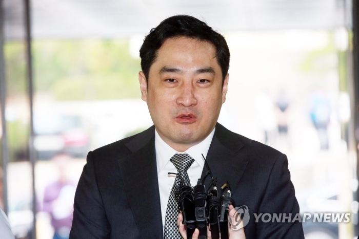 ‘대통령 명예훼손’ 강용석, 체포 뒤 8시간만 귀가···“우리만 고발 납득 불가” /사진=연합뉴스 제공