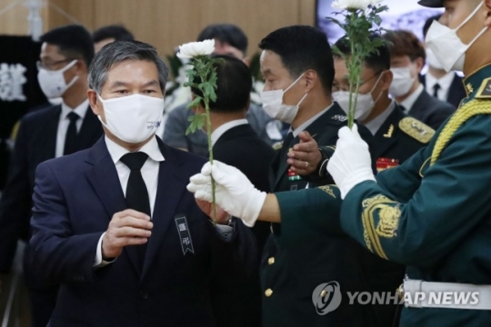 11일 오후 서울 송파구 서울아산병원 장례식장에 마련된 고 백선엽 장군 빈소에서 정경두 국방부 장관이 헌화를 하고 있다. (사진=연합뉴스 제공)