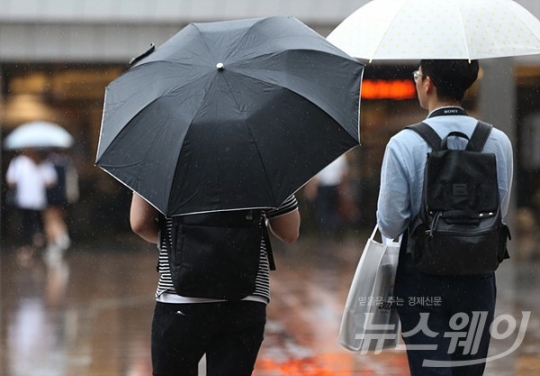 남부지방 장맛비로 더위 주춤···중부 최고 30도 무더위 사진=최신혜 기자 shchoi@newsway.co.kr