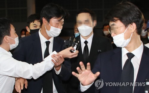 고 박원순 서울시장 아들 박주신 씨가 11일 빈소가 마련된 서울대학병원 장례식장에 들어오고 있다. (사진=연합뉴스 제공)