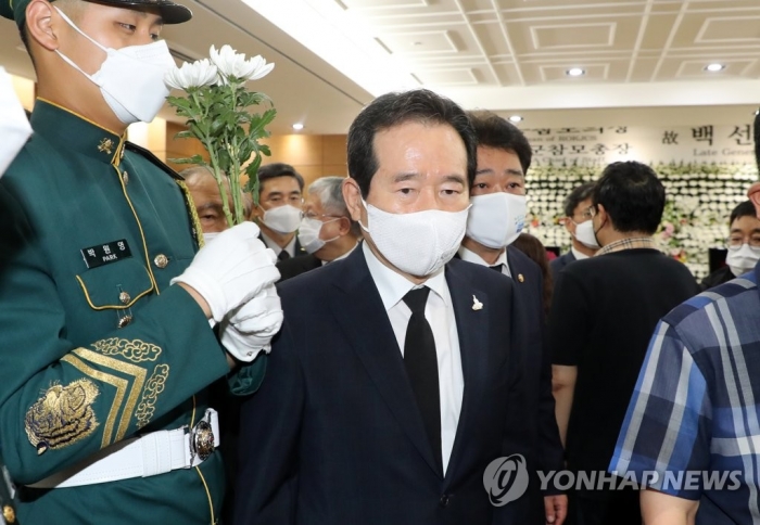 고(故) 백선엽 장군 장례식장을 찾은 정세균 국무총리. 사진=연합뉴스 제공
