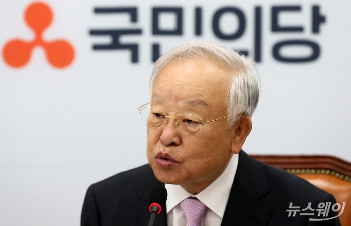 한국경총-국민의당 정책간담회. 사진=이수길 기자 leo2004@newsway.co.kr  <br />
손경식 한국경영자총협회 회장이 13일 오전 서울 여의도 국회에서 열린 ‘한국경총-국민의당 정책간담회’에서 인사말을 하고있다.