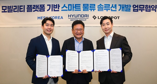 (왼쪽부터) 로지스팟 박재용 공동대표, 현대·기아차 모빌리티플랫폼사업실장 권오륭 상무, 메쉬코리아 유정범 대표가 기념 촬영을 하는 모습. 사진=현대차그룹 제공
