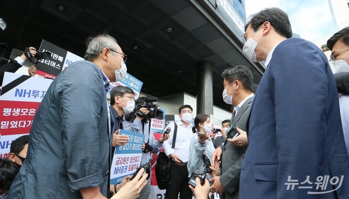 미래통합당 사모펀드 비리방지 및 피해구제 특별위원회 옵티머스자산운용사 방문점검 및 피해자 면담. 사진=이수길 기자 leo2004@newsway.co.kr  <br />
 <br />
 <br />
미래통합당 ‘사모펀드비리 방지 및 피해구제 특별위원회’ 유의동 위원장과 위원들이 15일 오전 서울 강남구 옵티머스자산운용사를 현장점검방문에 앞서 피해자들과 면담하고 있다.