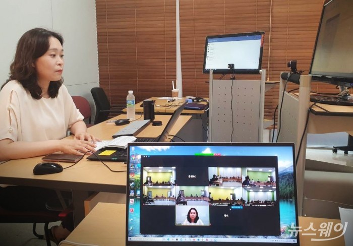 삼성디스플레이 아산사업장에서 강사가 라이브 방송을 통해 교육생들에게 강의하고 있는 모습. 사진=삼성디스플레이