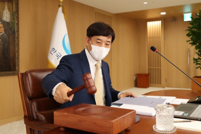 한국은행 금융통화위원회는 16일 서울 세종대로 한은 본관에서 본회의를 열고 기준금리를 현행 연 0.5% 수준에서 동결하기로 했다. 이주열 한국은행 총재가 회의 의사봉을 두드리고 있다. 사진=한국은행 제공