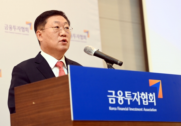 나재철 한국금융투자협회장은 16일 하계 기자간담회에서 자본시장의 신뢰회복을 최우선 목표로 주요 과제를 추진할 것임을 밝혔다. 사진 = 금융투자협회