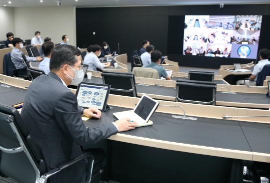 임영진 신한카드 사장이 지난 16일 화상 원격회의 방식으로 진행된 ‘2020년 하반기 사업전략회의’를 주재하고 있다. 사진=신한카드
