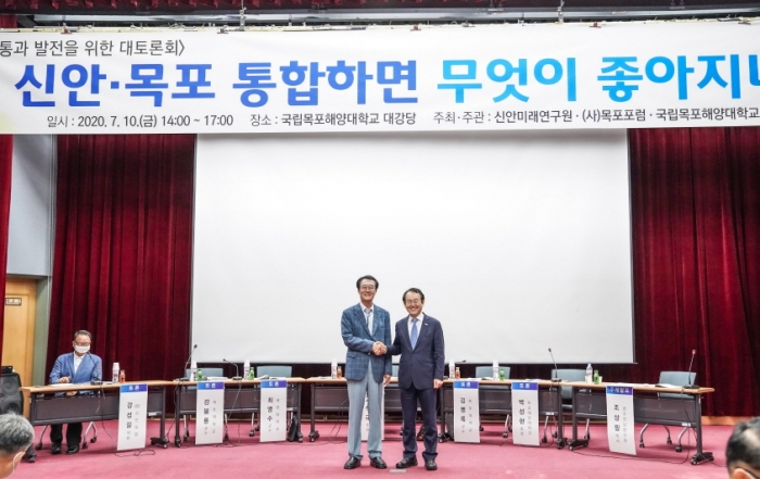 김종식 목포시장과 박우량 신안군수가 10일 목포포럼이 개최한 신안·목포 통합에 관한 대 토론에 참석해 악수하고 있다.