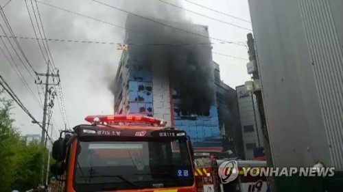 18일 오전 의왕 한 공장에서 불이나 소방당국이 진화 중인 모습. 사진=연합뉴스 제공