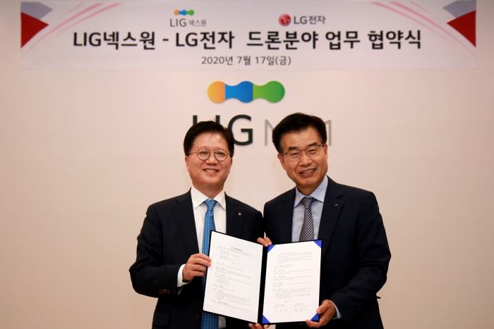 지난 17일 경기도 성남시에 위치한 LIG넥스원 판교하우스에서 LIG넥스원 사업본부장 이건혁 상무(사진 오른쪽)와 LG전자 부품솔루션사업부장 왕철민 전무가 드론분야 업무 협약을 체결한 모습. 사진=LG전자 제공