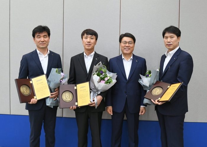 최정우 포스코 회장과 올해의 명장에 뽑힌 3인이 기념촬영을 하고 있다. 사진 왼쪽부터 손병근 명장, 이정호 명장, 최정우 회장, 정규점 명장. 사진=포스코 제공