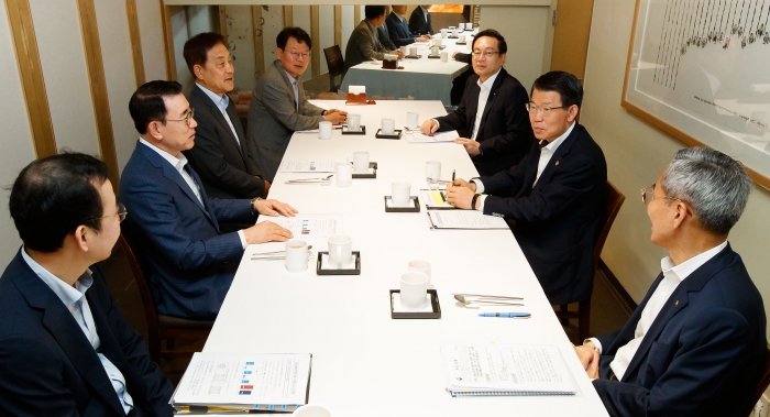 은성수 금융위원장과 5대 금융지주 회장단 간의 비공개 조찬 간담회가 23일 오전 서울 세종대로의 한 음식점에서 이뤄졌다. 사진 왼쪽 아래부터 시계 방향으로 이세훈 금융위 금융정책국장, 조용병 신한금융지주 회장, 김정태 하나금융지주 회장, 김광수 농협금융지주 회장, 손태승 우리금융지주 회장, 은성수 금융위원장, 윤종규 KB금융지주 회장. 사진=금융위원회 제공