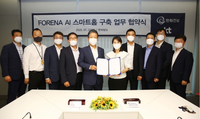 23일 장교동 한화빌딩에서 윤용상 한화건설 건축사업본부장과 KT의 김채희 AI·빅데이터 사업본부장이 상호 협력 MOU를 진행하고 기념 사진을 촬영 중이다. 사진=한화건설