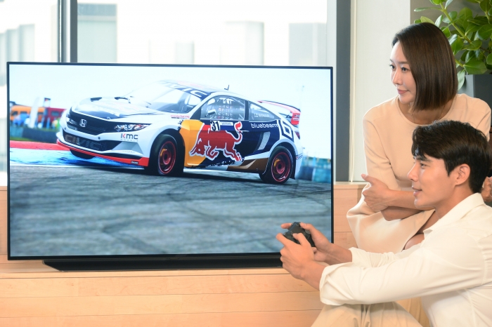 LG전자가 48형 LG 올레드 TV를 국내 출시한다. 모델이 48형 올레드 TV로 게임을 즐기며 제품을 소개하고 있다. 사진=LG전자 제공