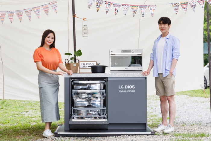 모델들이 LG 디오스 인덕션 전기레인지, LG 디오스 광파오븐, LG 디오스 식기세척기 스팀을 소개하고 있다. 사진=LG전자 제공