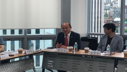 24일 서울시의회 남북교류협력지원 특별위원회 황인구 위원장(왼쪽)이 `2020 시민이 만드는 평화·통일 사회적 대화` 착수보고회에서 평화·통일 기반 구축 사업의 향후 추진 방향에 대해 발언하고 있다.