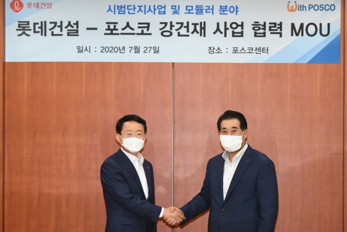 포스코와 롯데건설이 27일 서울 강남구 대치동 포스코센터에서 강건재 사업협력 MOU를 체결했다. (사진 오른쪽 포스코 장인화 사장, 왼쪽 롯데건설 하석주 대표이사). 사진=포스코 제공