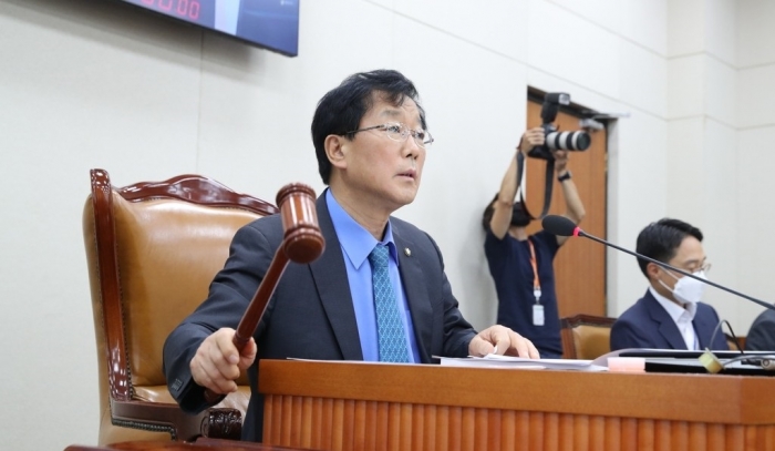 국회 기획재정위원회 전체회의에서 의사봉 두드리는 윤후덕 기재위원장. 사진=연합뉴스 제공