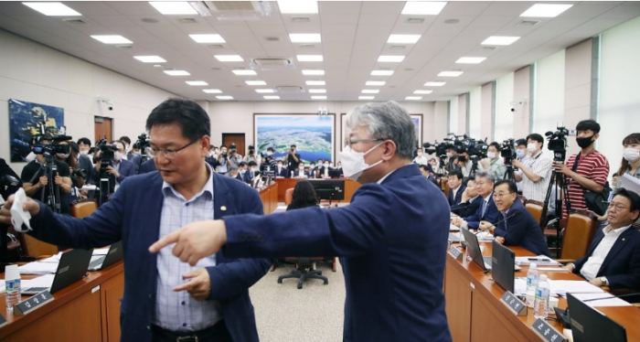국회 국토교통위원회 전체회의에서 여야 간사가 대화하고 있다. 사진=연합뉴스 제공