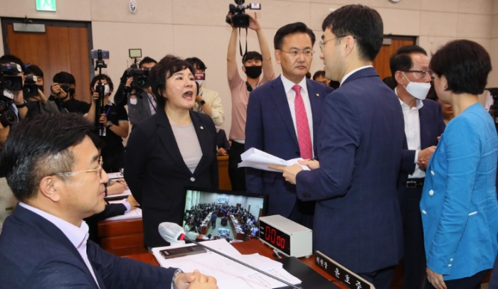 국회 법제사법위원회 전체회의에서 여야가 대립하고 있다. 사진=연합뉴스 제공
