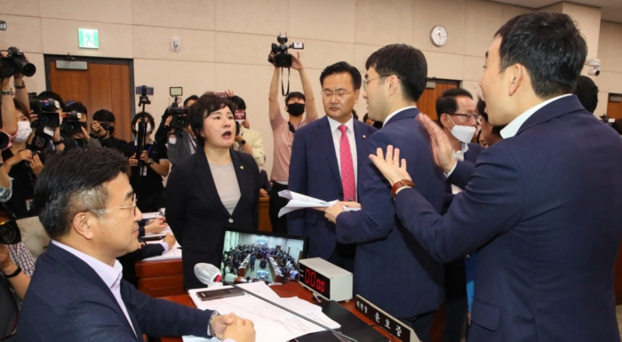 국회 법제사법위원회에서 조수진 미래통합당 의원과 김남국 더불어민주당 의원이 맞서고 있다. 사진=연합뉴스 제공