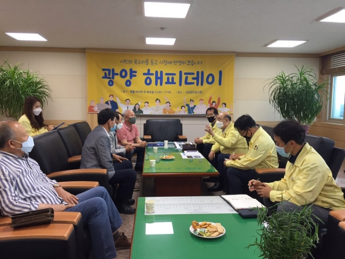 정현복 광양시장이 28일 2020년 하반기 첫 ‘광양 해피데이’를 열고 시민들의 다양한 목소리에 귀를 기울이고 있다.