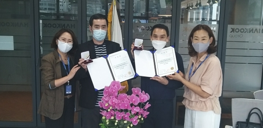 (왼쪽부터)지난 27일 한국코퍼레이션 본사에서 김옥경 본부장, 수상자 이상훈, 김종석, 임은정 부장이 기념촬영을 하고 있다. (사진=한국코퍼레이션 제공)