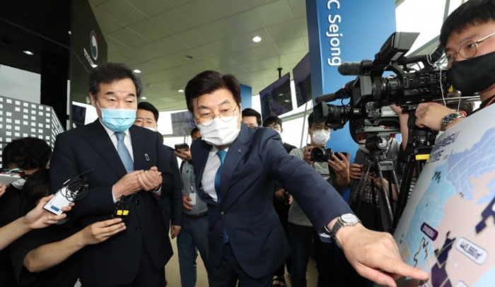 이낙연 의원이 세종시 밀마루 전망대를 방문해 세종시 건설현황에 대한 브리핑을 듣고 있다. 사진=연합뉴스 제공