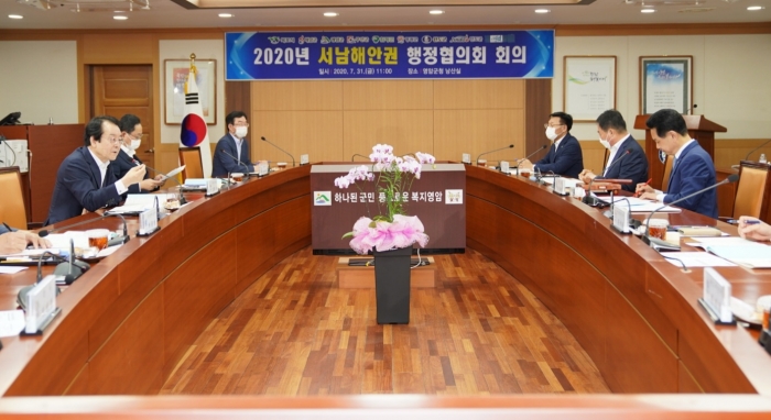 전남 서남권 지자체장들이 31일 서남해안권행정협의회(목포,해남,영암,무안,함평,영광,완도,진도,신안)를 개최해 국립목포대학교 의과대학 및 대학병원 설립을 촉구하는 성명서를 발표하고 있다.