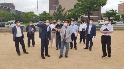 31일 김정식 미추홀구청장(가운데)이 한국폴리텍대학 남인천캠퍼스에 대한 설명을 듣고 있다.