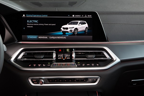 뉴 X5 xDrive45e에는 최고 113마력의 출력을 발휘하는 전기모터와 이전 세대 대비 용량이 두배 이상 커진 24kWh의 고전압 배터리가 탑재돼 BMW PHEV 모델 중에서 가장 긴 전기모드 주행 거리를 제공한다. 사진=BMW 제공