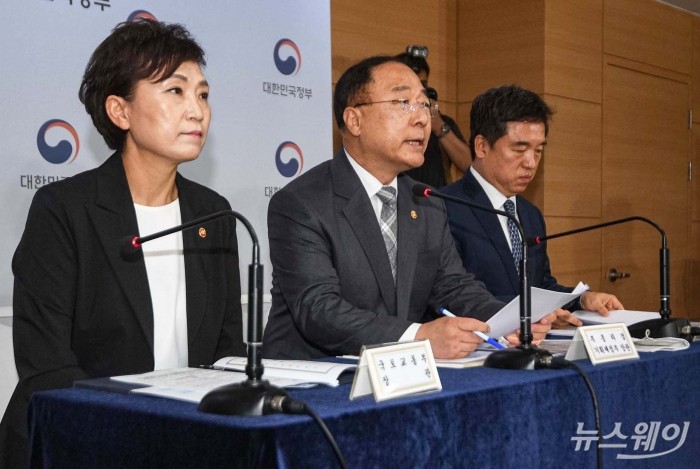서울권역 등 수도권 주택공급 확대방안을 발표. 사진=이수길 기자 leo2004@newsway.co.kr 홍남기 경제부총리 겸 기획재정부 장관과 김현미 국토교통부 장관, 서정협 서울시장 권한대행이 4일 오전 서울 세종로 정부서울청사에서 서울권역 등 수도권 주택공급 확대방안을 발표하고있다.