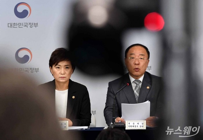 서울권역 등 수도권 주택공급 확대방안을 발표. 사진=이수길 기자 leo2004@newsway.co.kr 홍남기 경제부총리 겸 기획재정부 장관과 김현미 국토교통부 장관, 서정협 서울시장 권한대행이 4일 오전 서울 세종로 정부서울청사에서 서울권역 등 수도권 주택공급 확대방안을 발표하고있다.