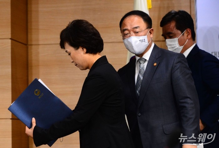 서울권역 등 수도권 주택공급 확대방안을 발표. 사진=이수길 기자 leo2004@newsway.co.kr 홍남기 경제부총리 겸 기획재정부 장관과 김현미 국토교통부 장관, 서정협 서울시장 권한대행이 4일 오전 서울 세종로 정부서울청사에서 서울권역 등 수도권 주택공급 확대방안을 발표한 뒤 발표장을 나서고있다.