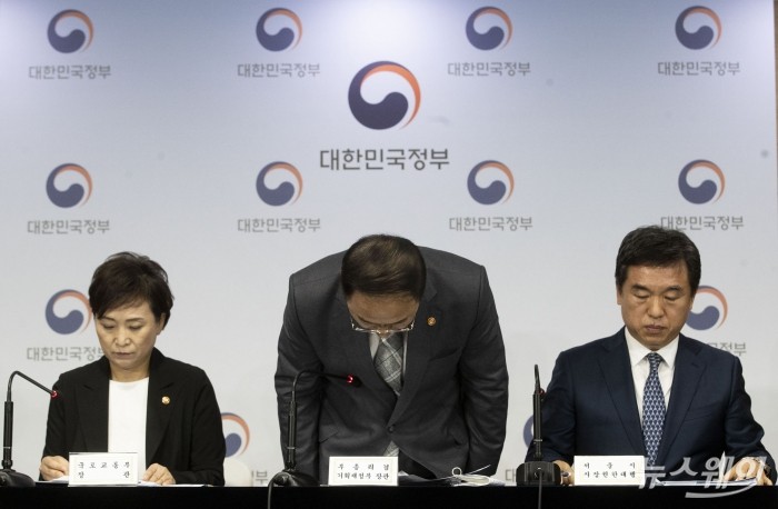 서울권역 등 수도권 주택공급 확대방안을 발표. 사진=이수길 기자 leo2004@newsway.co.kr 홍남기 경제부총리 겸 기획재정부 장관과 김현미 국토교통부 장관, 서정협 서울시장 권한대행이 4일 오전 서울 세종로 정부서울청사에서 서울권역 등 수도권 주택공급 확대방안을 발표한뒤 인사하고 있다.