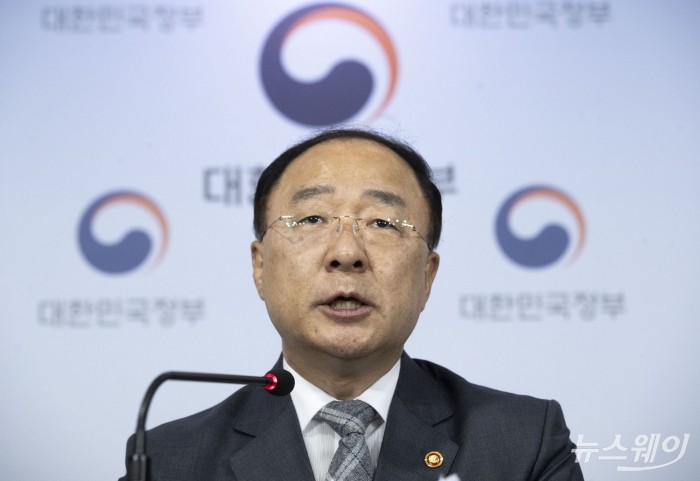 서울권역 등 수도권 주택공급 확대방안을 발표. 사진=이수길 기자 leo2004@newsway.co.kr 홍남기 경제부총리 겸 기획재정부 장관과 김현미 국토교통부 장관, 서정협 서울시장 권한대행이 4일 오전 서울 세종로 정부서울청사에서 서울권역 등 수도권 주택공급 확대방안을 발표하고있다.