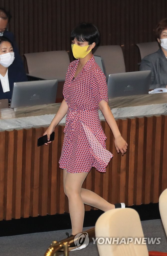 류호정 분홍원피스 등원 논란···류 “권위가 양복으로 세워지나” / 사진=연합뉴스